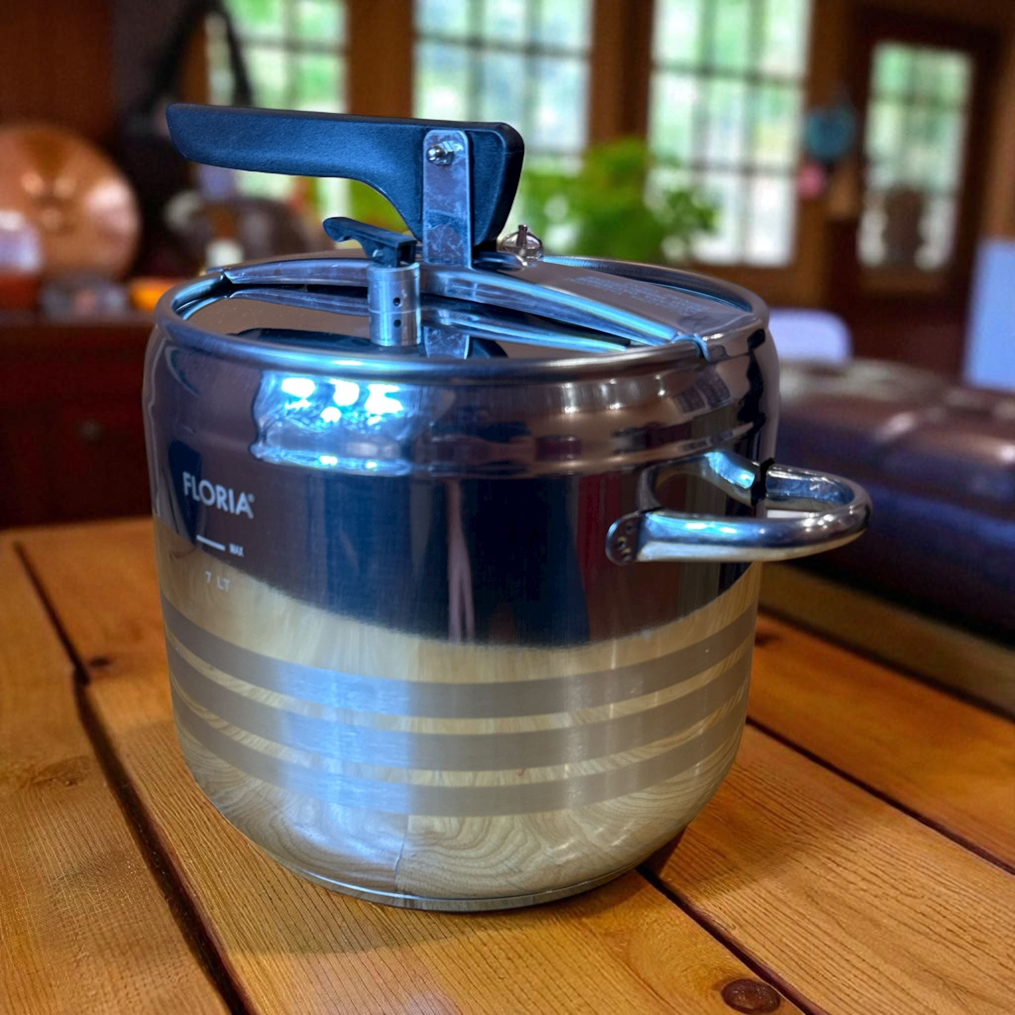 Oală sub presiune FLORIA, 7 L – inox, fund „Triplex Capsule” Oală sub presiune FLORIA, 7 L – inox, fund „Triplex Capsule”